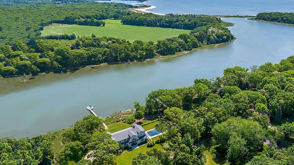 Peconic House | North Fork Waterfront 4-bedroom Home w/Pool & Dock