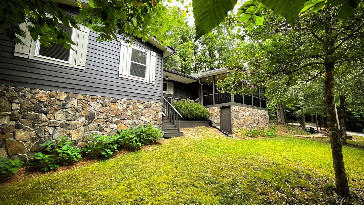 Wiley House | North GA, Timpson Cove Cottage. Just a few hundred yards to Lake Burton.
