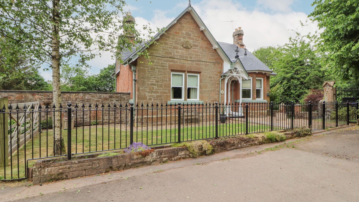 Annan Cottage | NORTH LODGE, pet friendly, country holiday cottage in Annan