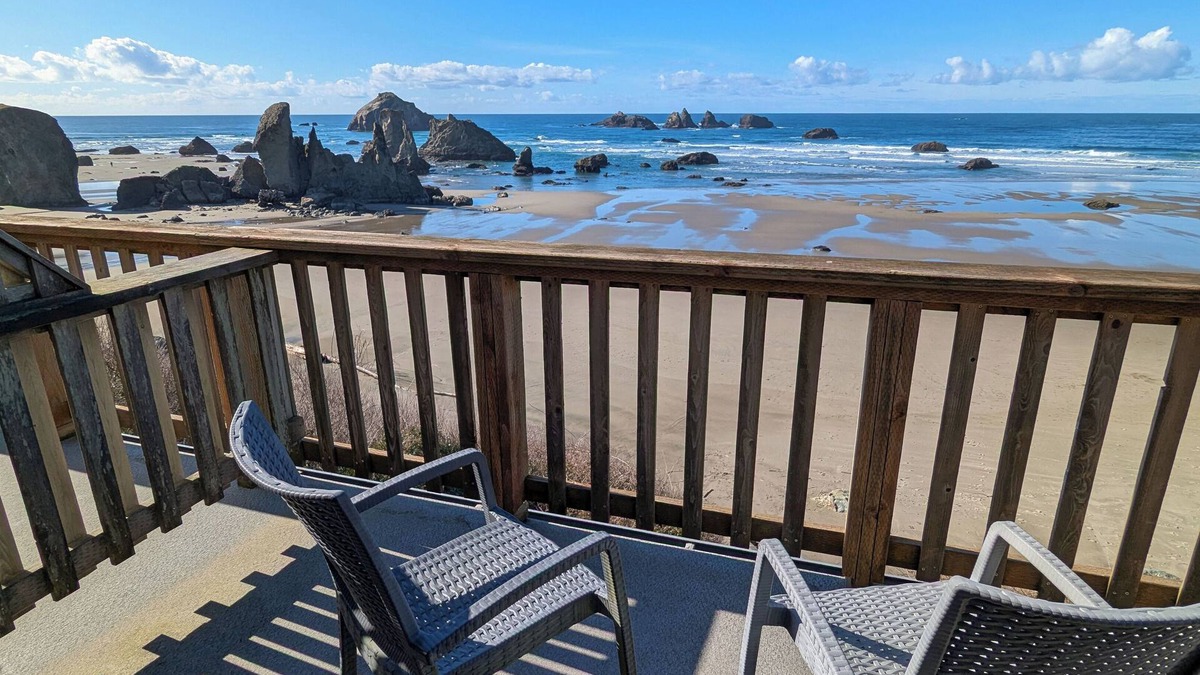 Bandon Condo | North Loft: Cozy, two-person loft with deck overlooking the beach