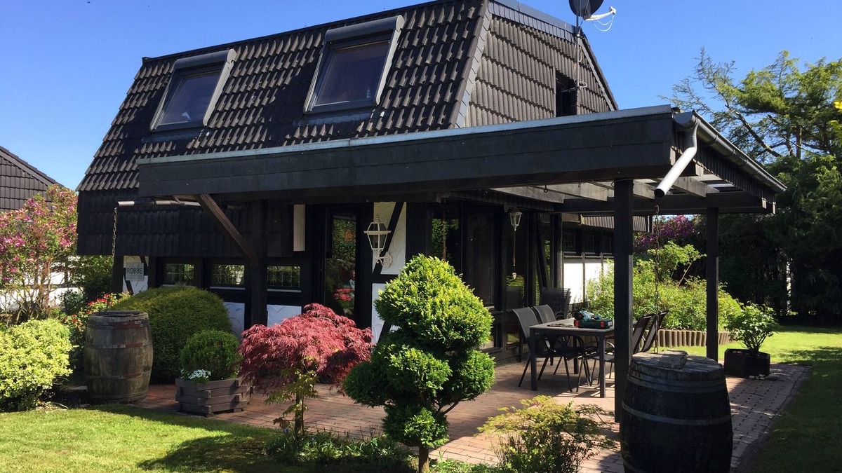 Nordseebad Burhave House | North Sea vacation home ROBBE in Burhave - directly at the DEICH! Pets welcome!