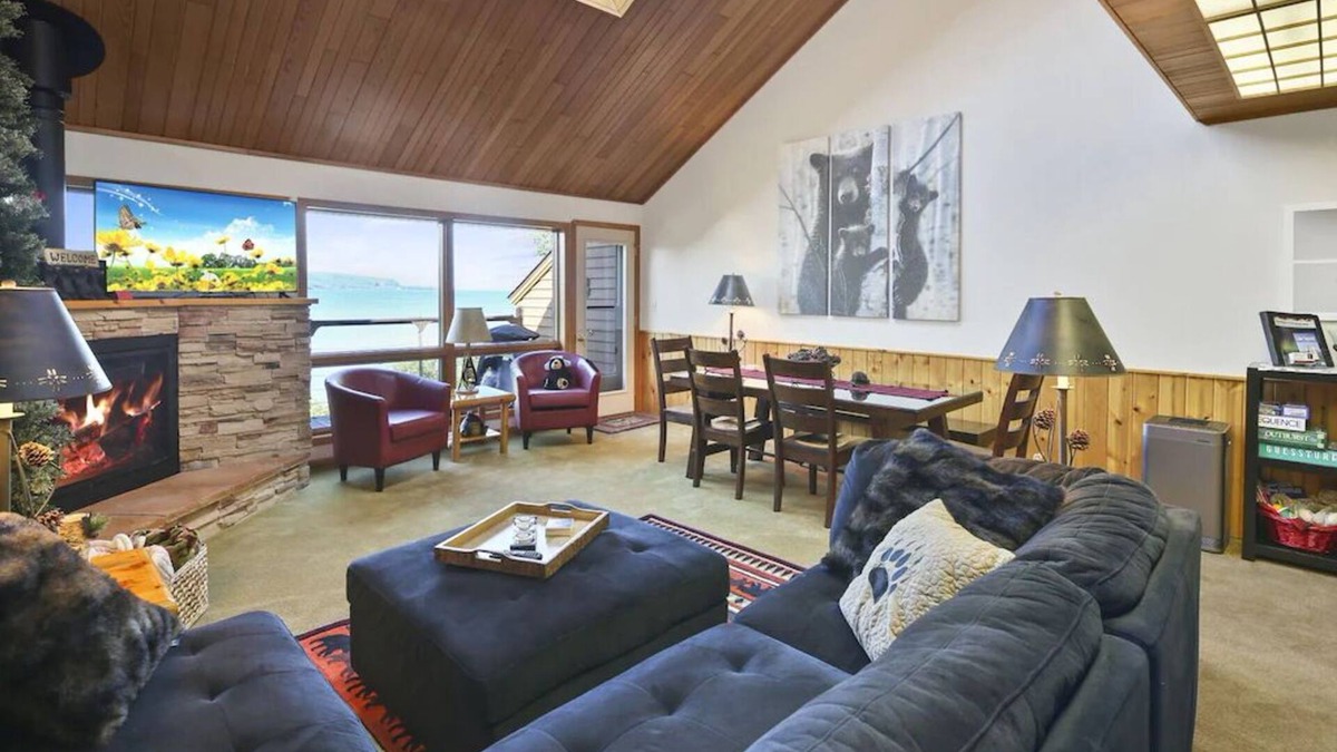 Two Harbors House | North Shore Nirvana: Lakefront, Deck, Fireplace, Beach