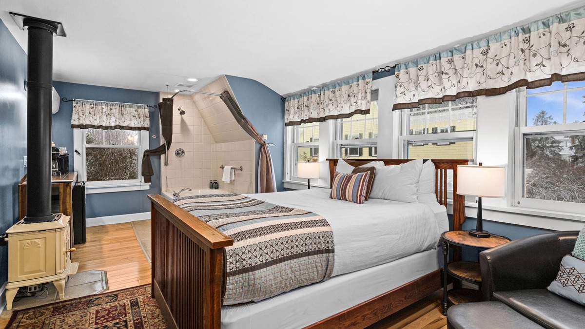 Duluth House | North Shore Suite | Jacuzzi & Sauna