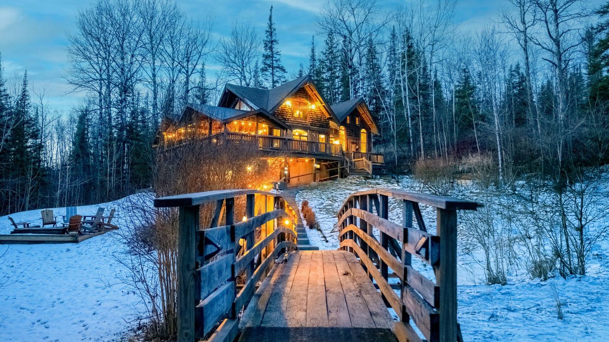 French River House | North Shore Timber Home! Minutes To Town! Acres of Privacy! HUNTERS INQUIRE!