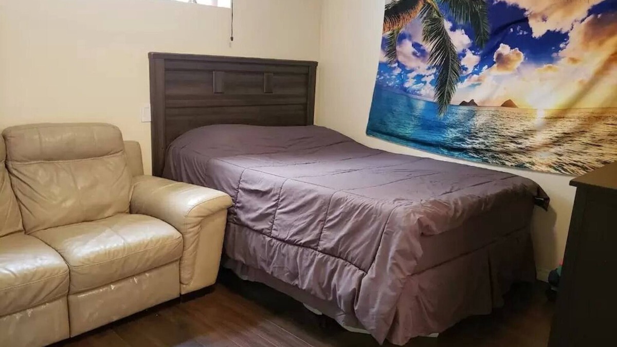 Timberlea Apartment | North Side Save 30 min driving to sites 5 min to bus stop Basement Studio.