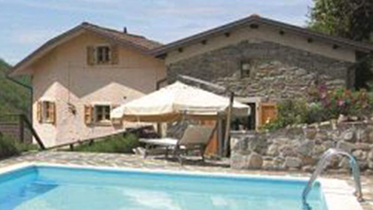 Comano House | North Tuscany private hill-side house with private pool
