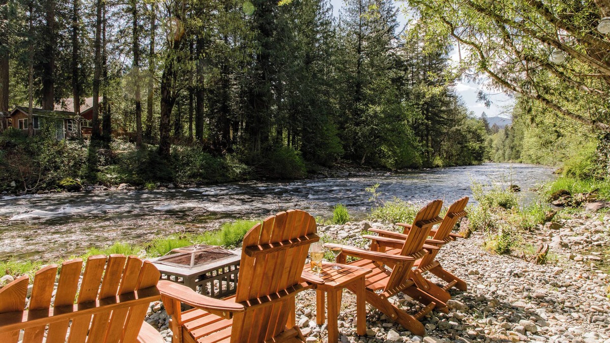 North Bend Cabin | North Zen Magical Riverfront Cabin with Hot Tub - 5min Walk to Twin Falls Trail!