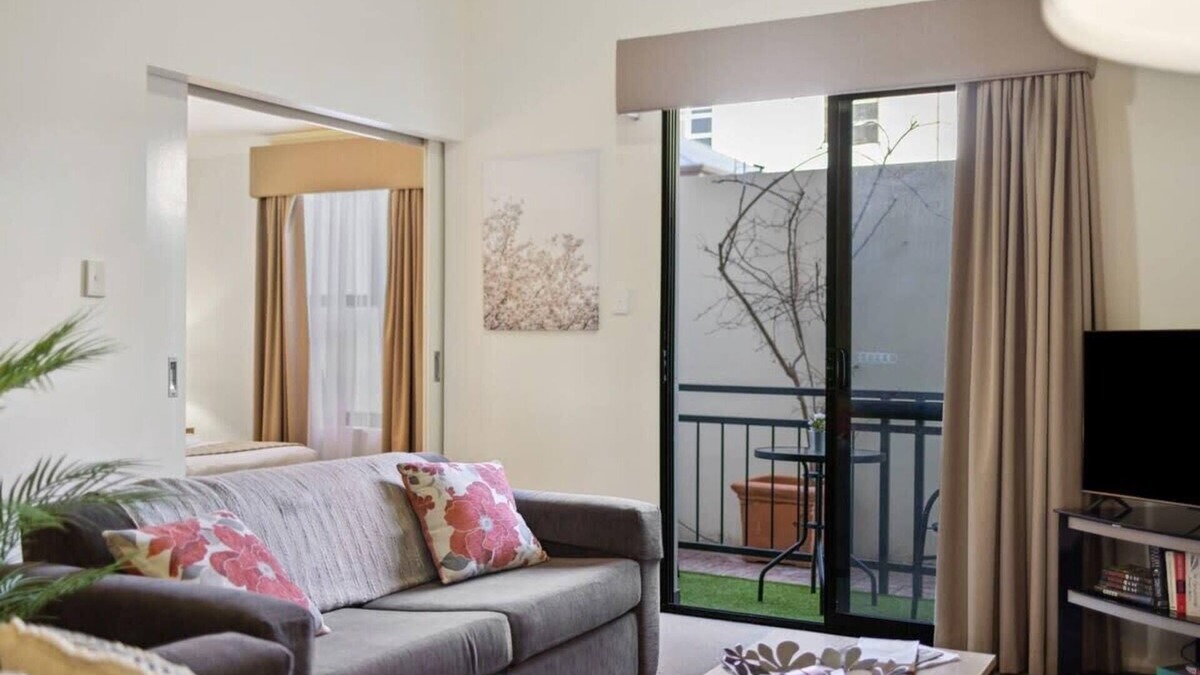 Northbridge Apartment | Northbridge Escape: Poolside Comfort & WiFi