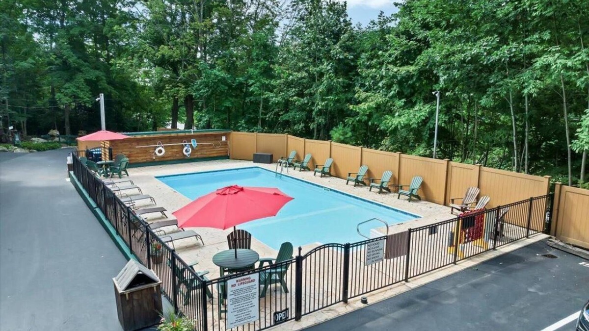 Lake George Resort | Northern Acres Resort with 20 bedrooms and WiFi, AC in serene Lake George