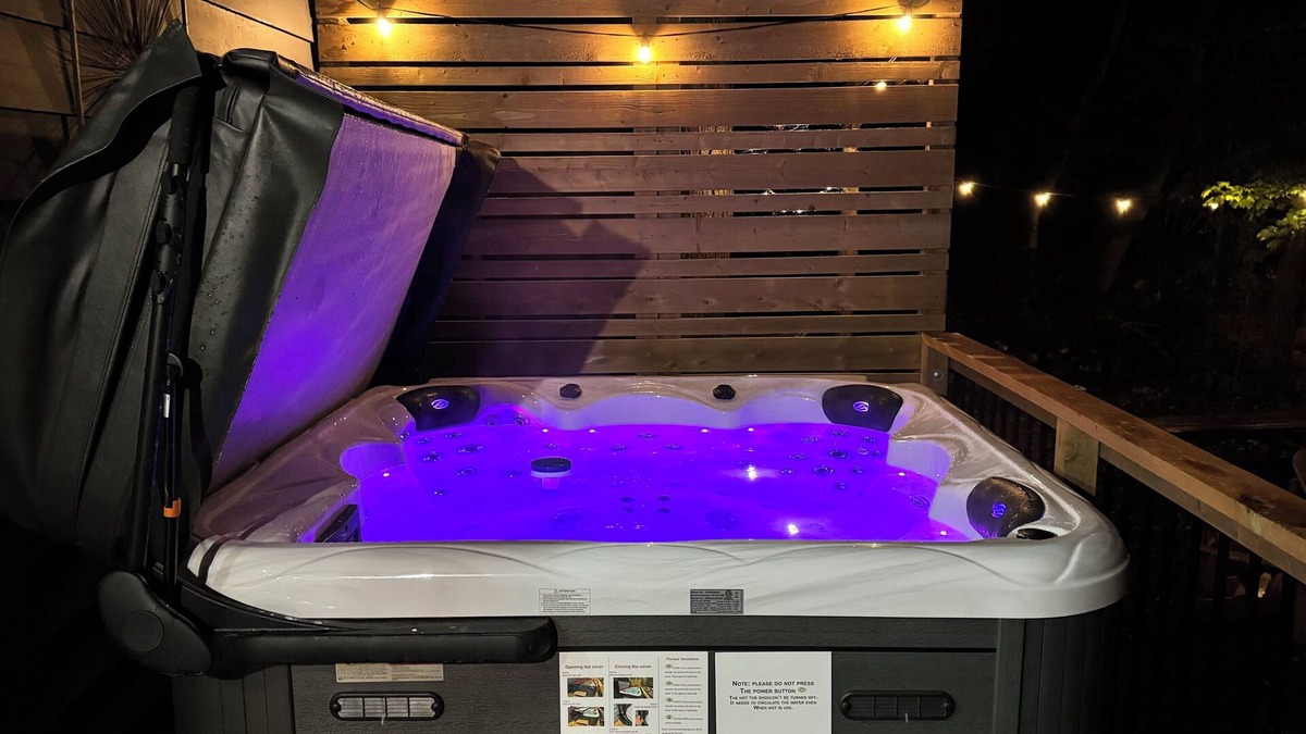 Bobcaygeon Cottage | Northern Cottage with Hot Tub, Trent Lakes