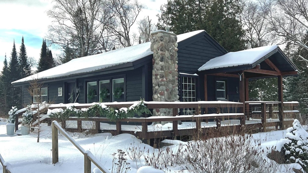 Laurium Cottage | NORTHERN LIGHTS! Attractive Year-Round Beach House on Lake Superior.