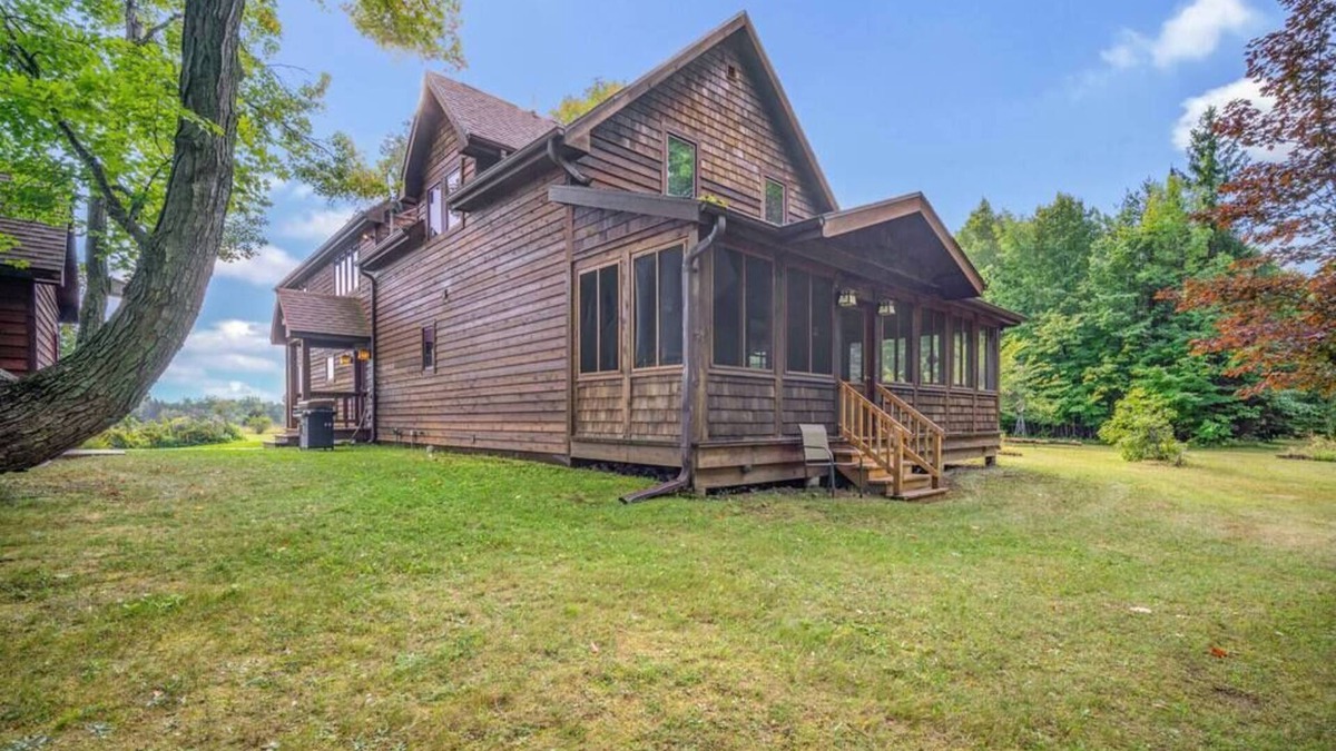 Gills Rock House | Northern Lights Farmhouse with Hot Tub