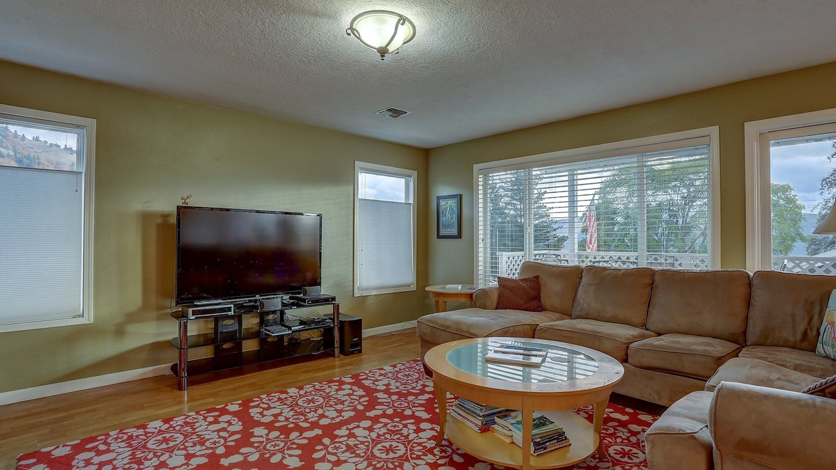 White Salmon House | Northern Lights, Hot Tub, Steps to Downtown White Salmon
