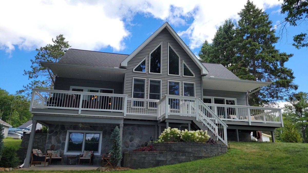 Cheboygan House | Northern MI Lakefront Retreat – Year-Round Oasis for 12 Guestsnn