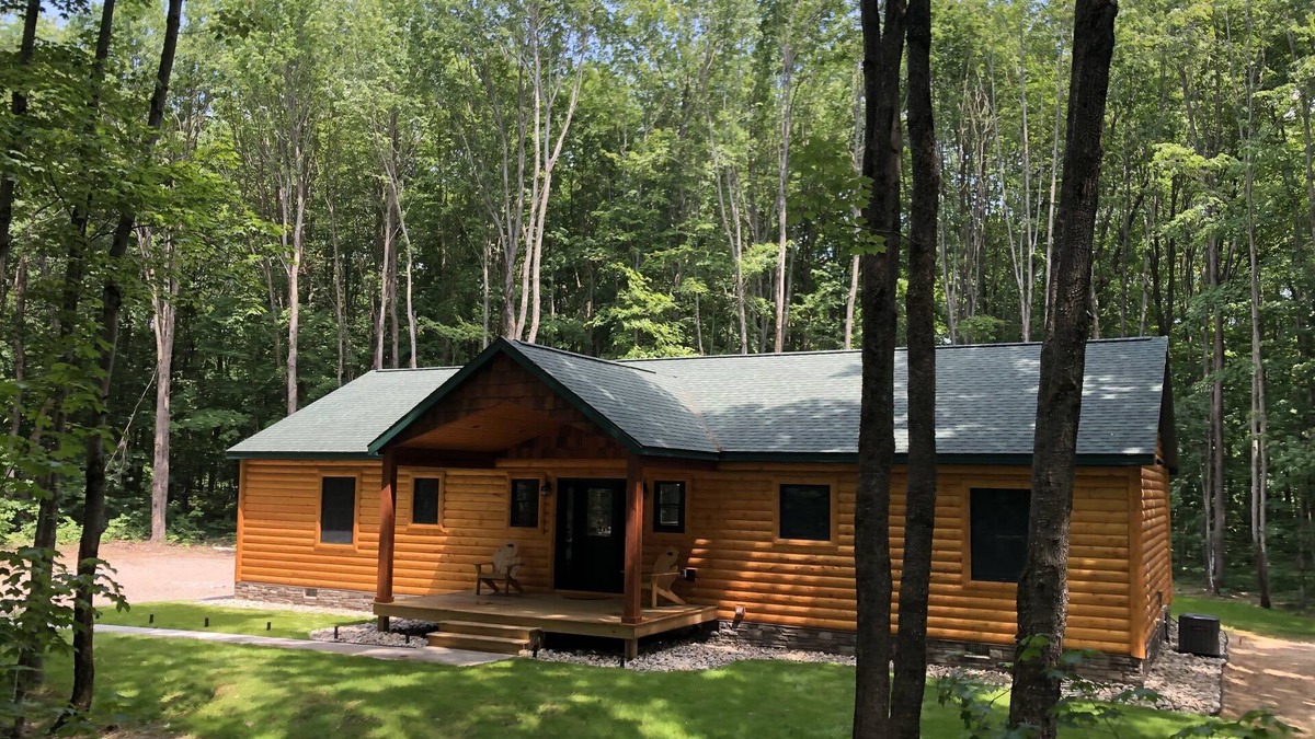 Elmira Cabin | Northern MI Log Cabin Inn–Hot Tub, Trails, Pools, Golf