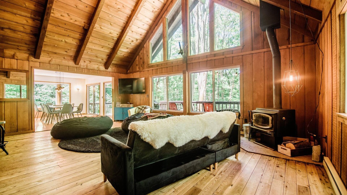 Bellaire House | Northern Nights Chalet Wanderlust Abodes