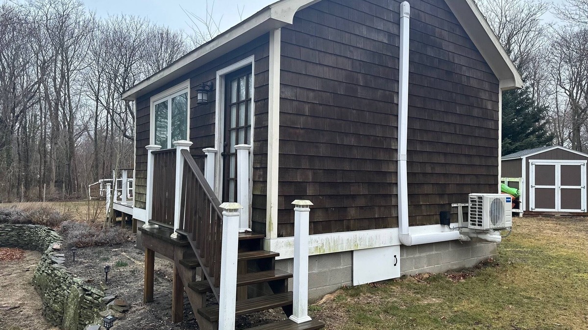 Jamesport Cottage | Northfork Ranch Style Cottage walking distance to beach & Wineries