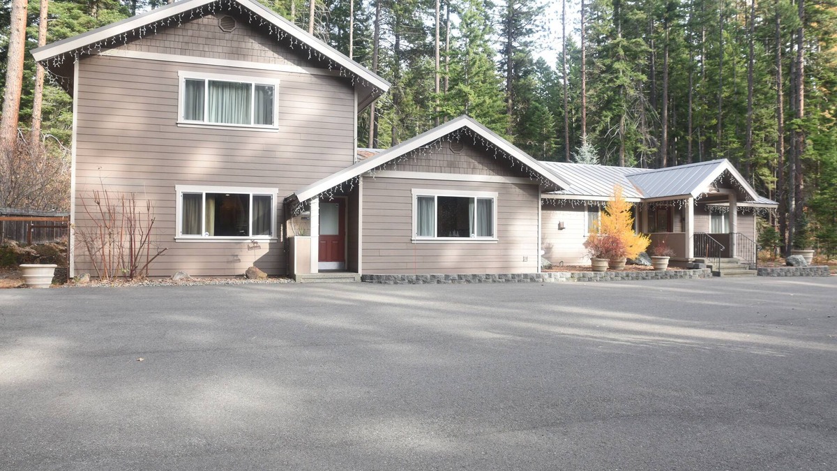 Cle Elum House | Northwest Pines Lodge near Cle Elum Lake! Great for large family gatherings.