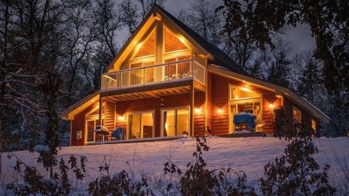 Danbury House | Northwoods Retreat- UTV/Snowmobilers paradise! Enjoy Voyager Village amenities!