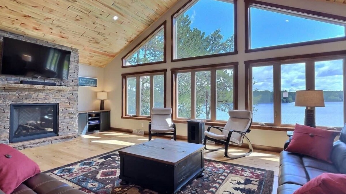 Tomahawk House | Northwoods WI Lakefront Cabin 6BR on Lake Nokomis