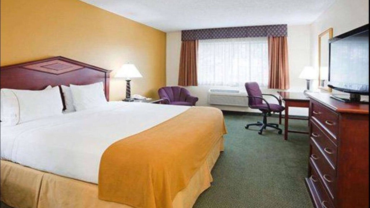 Eagan House | Norwood Inn Eagan - 1 King Suite with Spa Bath Oversized Non Smoking