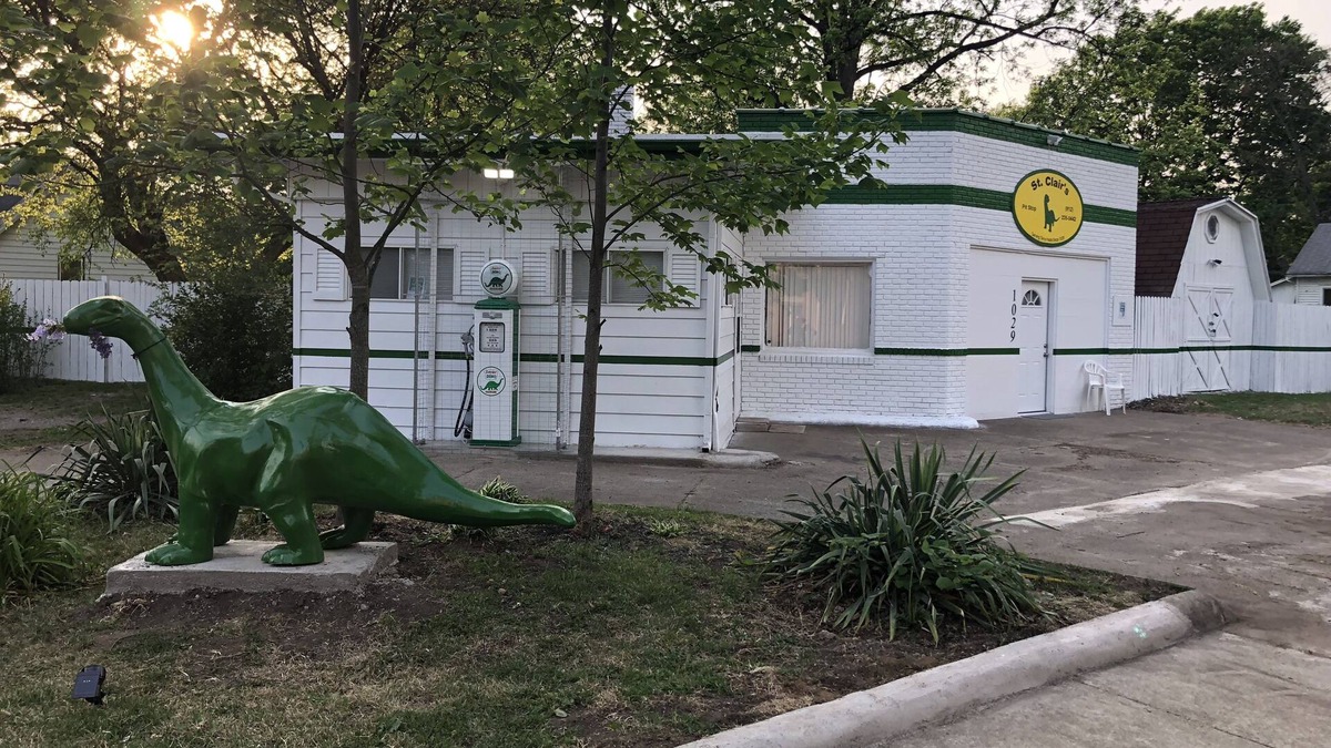 Terre Haute House | Nostalgic 1950s-Garage-Themed VRBO — Sleeps 10!