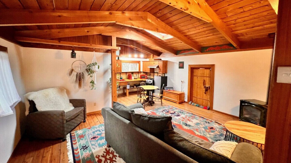 Squamish Cabin | Nostalgic Downtown Boatbuilder's Cabin - Licensed