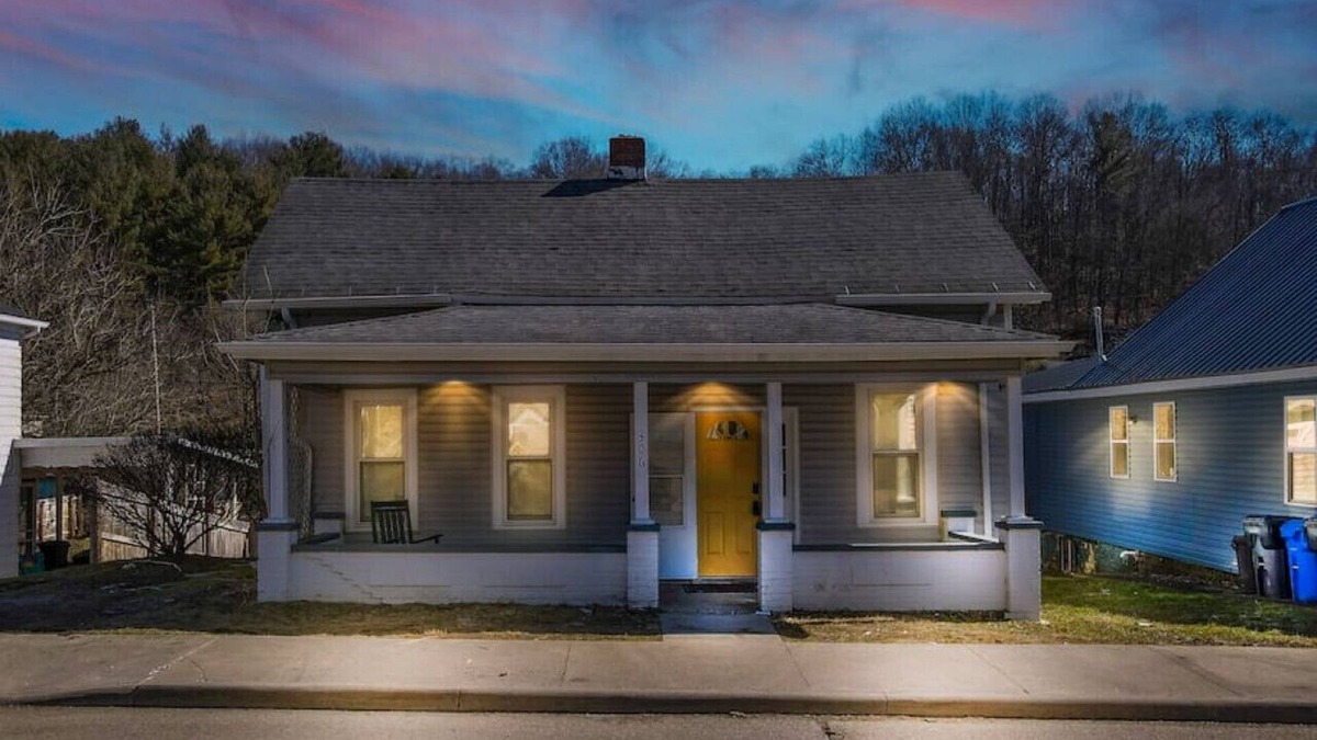 Nelsonville House | Nostalgic in Nelsonville: Great back yard for pets