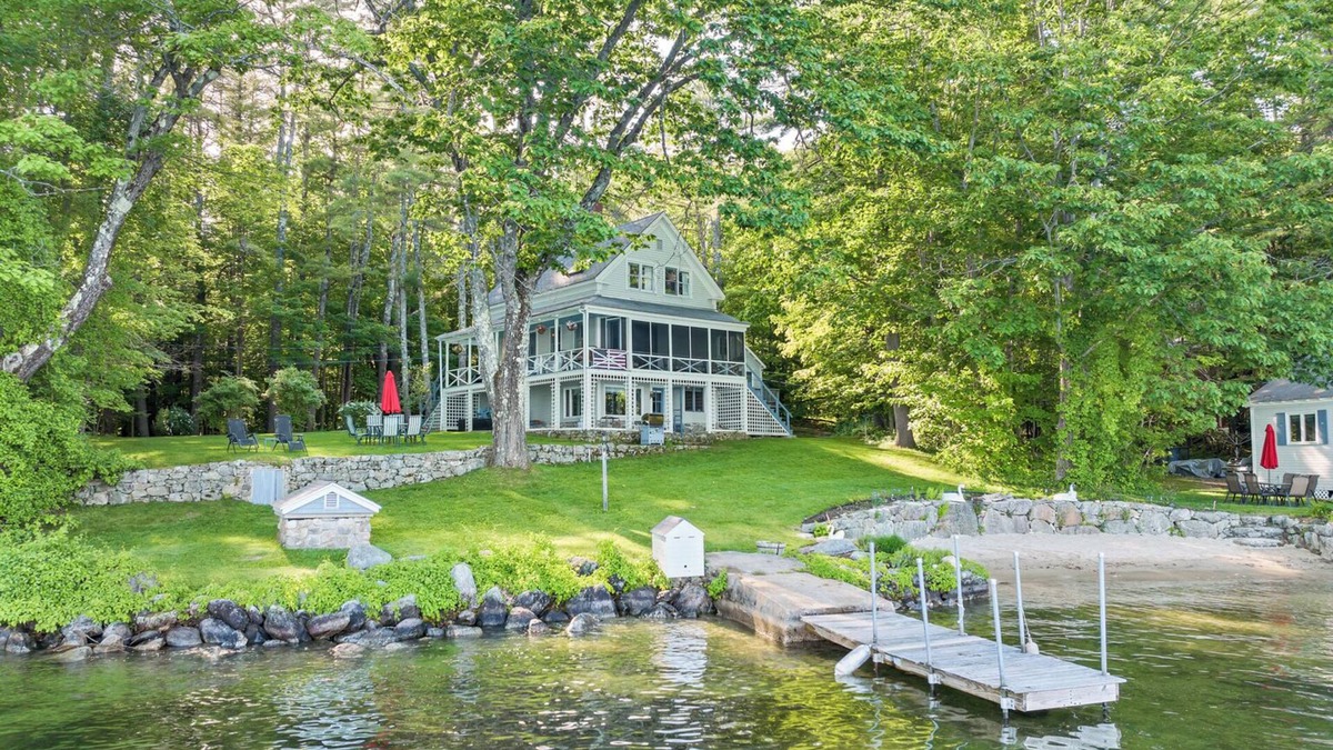 Tuftonboro House | Nostalgic Winter Harbor Wonderland on Lake Winnipesaukee Sleeps 16