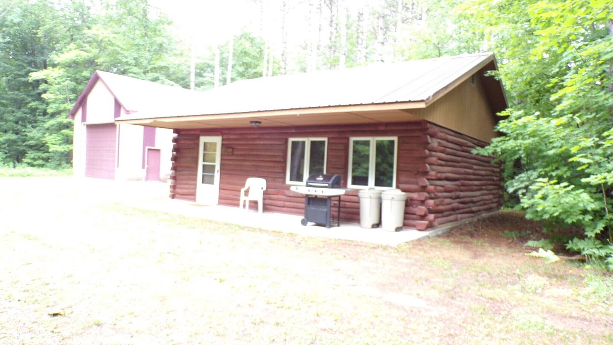 Munising House | Not 1 but 2 cabins in the Hiawatha Forrest SEPARATE rentals on same property