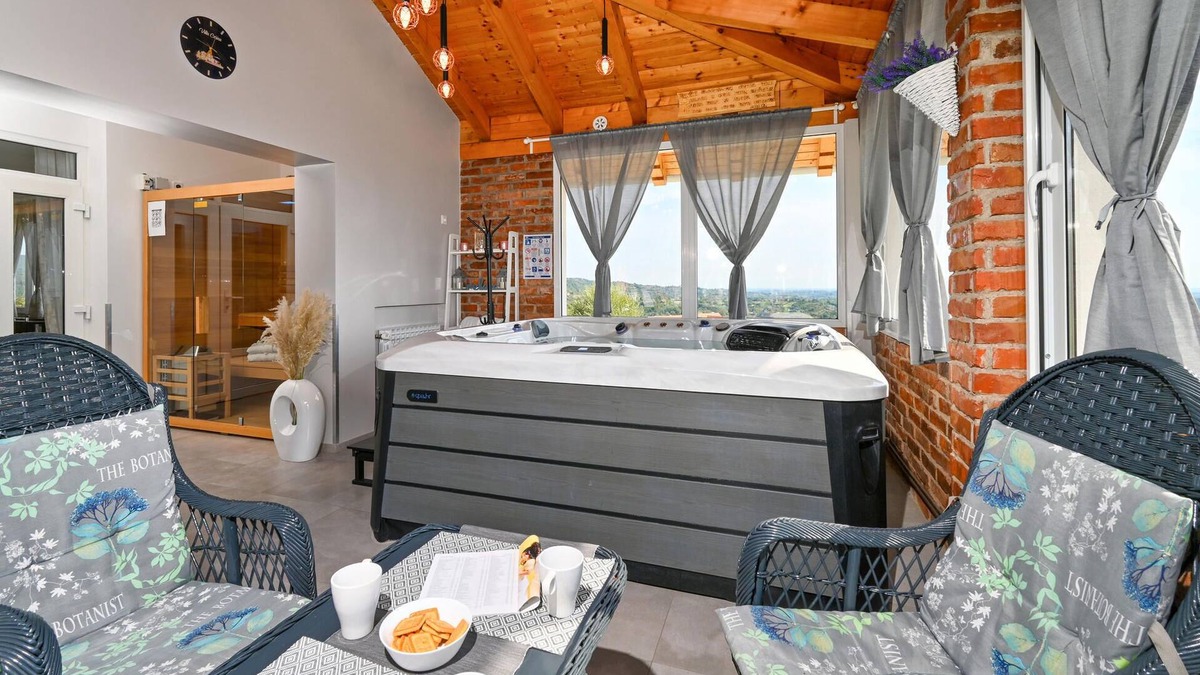 Kraljevec Sesvetski House | Not far from Zagreb is this beautiful vacation home with swimming pool, jacuzzi and sauna.