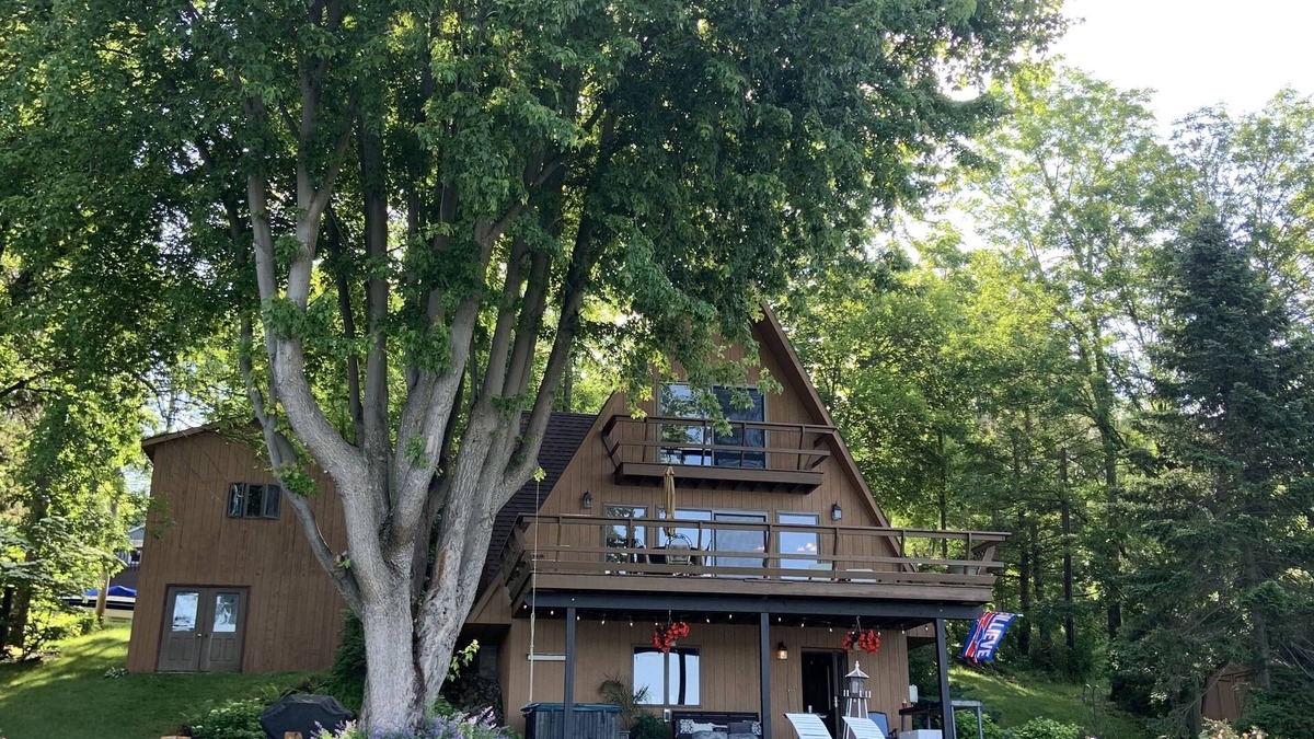 Wolcott House | ‘Not To Worry’ Waterfront Home