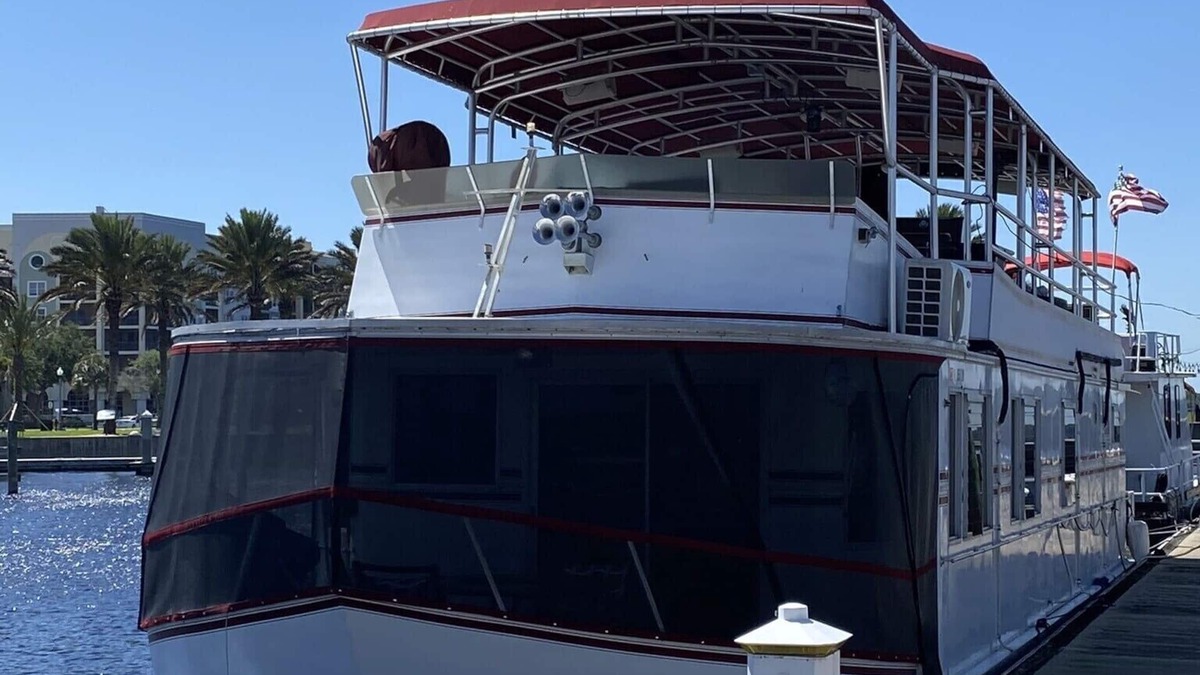 Sanford Boat Rental | NOT YOUR TYPICAL HOUSEBOAT: 60 FEET OF FUN!