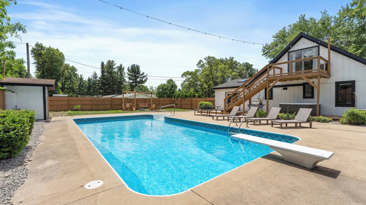 South Bend House | Notre Dame Haus: Pool, Game room & 5 min to campus