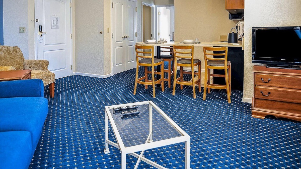 Mishawaka Apartment | Notre Dame vs Wake Forest Weekend! 5 minutes from the stadium!