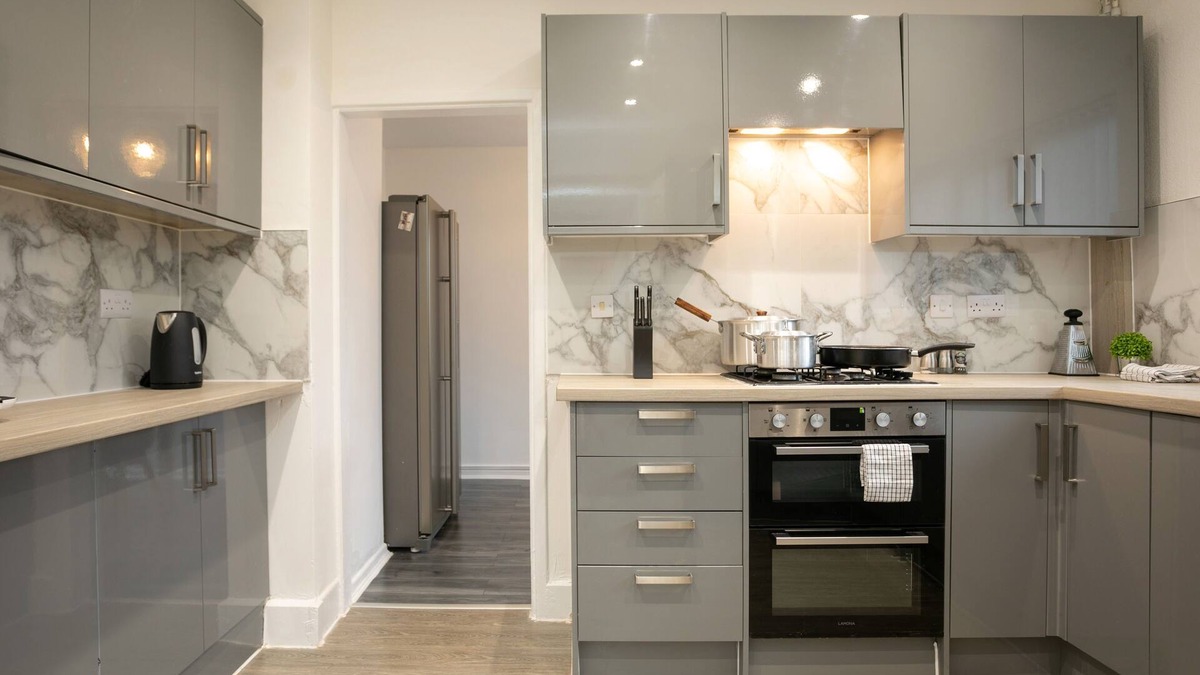 Bramcote Apartment | Nottingham Top Serviced Home (Chayil Experts)