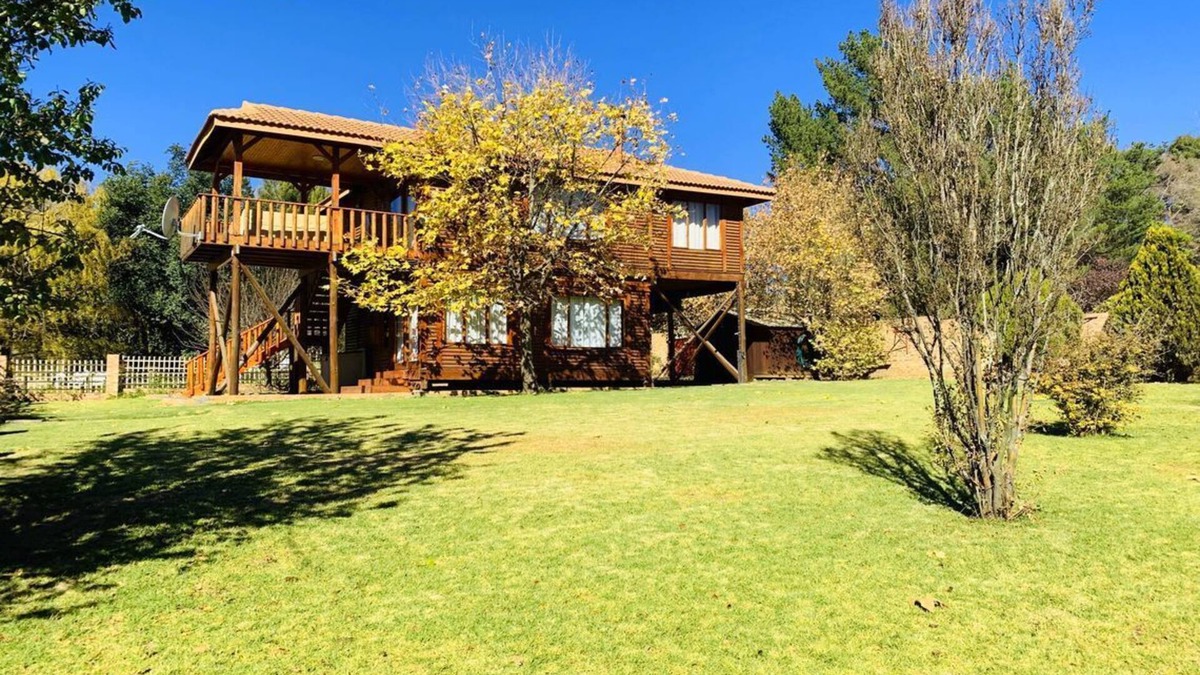 Clarens Cabin | Nougat Cabin. Luxury log cabin within walking distance of shops and restaurants.