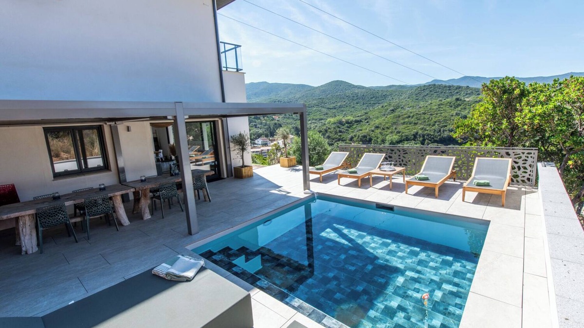 Molini House | Nouveau! Maison de Standing Avec Piscine et Climatisation à 3 min des Plages