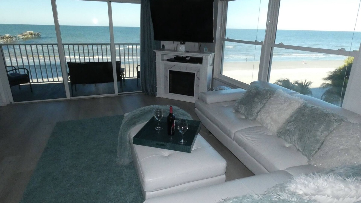 Redington Shores Condo | Nov/Dec dates Avail! BEACHFRONT CORNER 2/2 w/Jacuzzi and Electric FP!