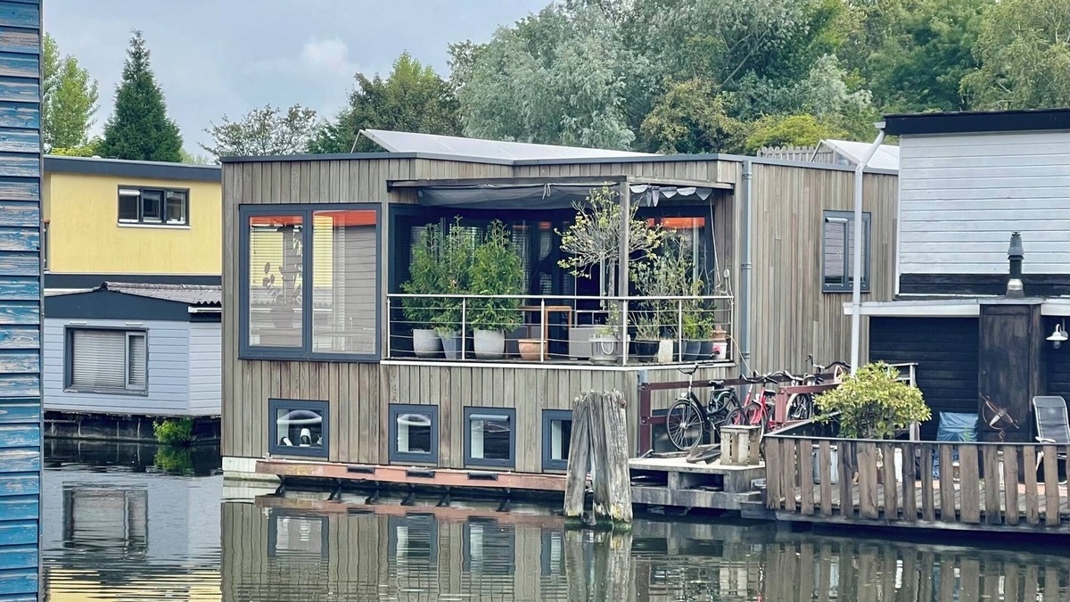 Hoofddorppleinbuurt Boat Rental | Nova Houseboat Deluxe. 180m2 Water villa on the Amsterdam Lake with free bikes