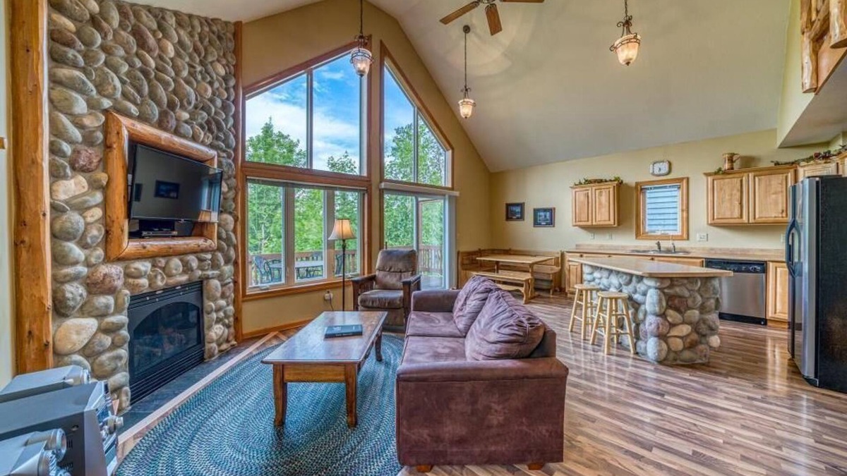 Biwabik Villa | Now Available! Comfortable 4 bed /3 bath lakeside villa close to the action