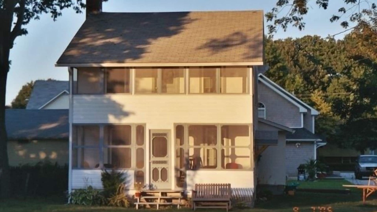 Westbrook Center Cottage | Now with TV - Relax in our 3-bedroom Westbrook cottage at West Beach