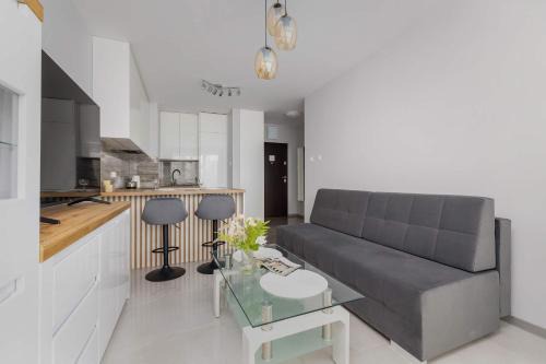 Gliwice Apartment | Nowoczesny Apartament w Gliwicach z Umeblowanym Balkonem by Noclegi Renters