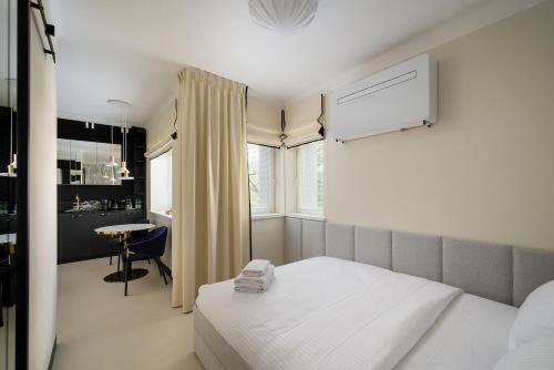 Muranow Apartment | Nowolipki Deluxe Grey Studio
