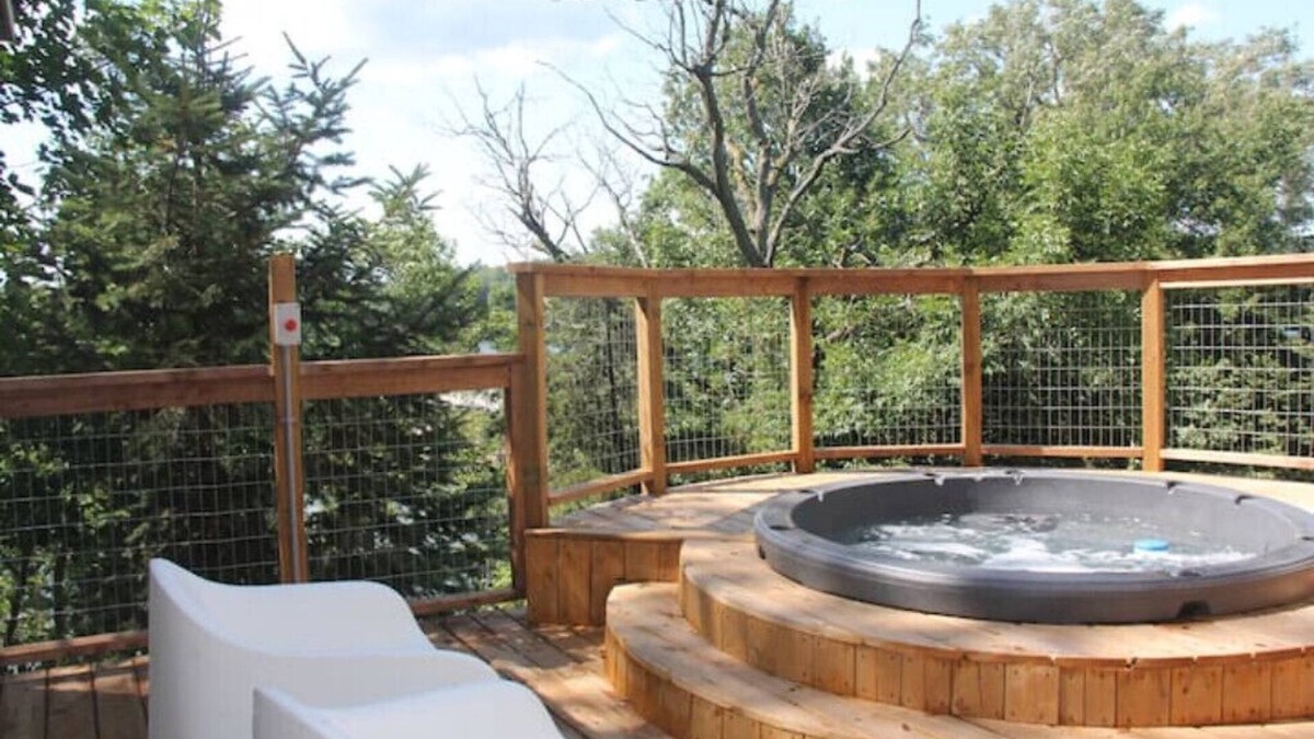 Lansdowne Cabin | nPerfect Getaway with your own private Hottub- Bella Vistan