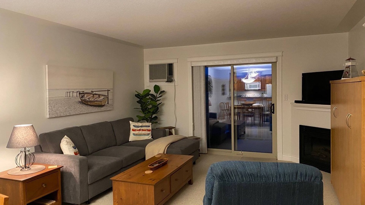 Ashton Creek Condo | nPoolside Condo at Beautiful Mabel Lake