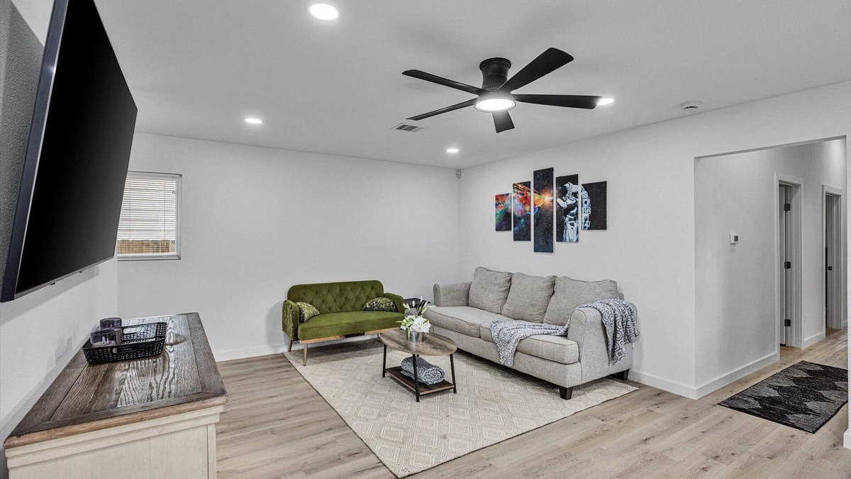Northside House | Nr DT + Heights | Games | WiFi | Pets | Deck Yard