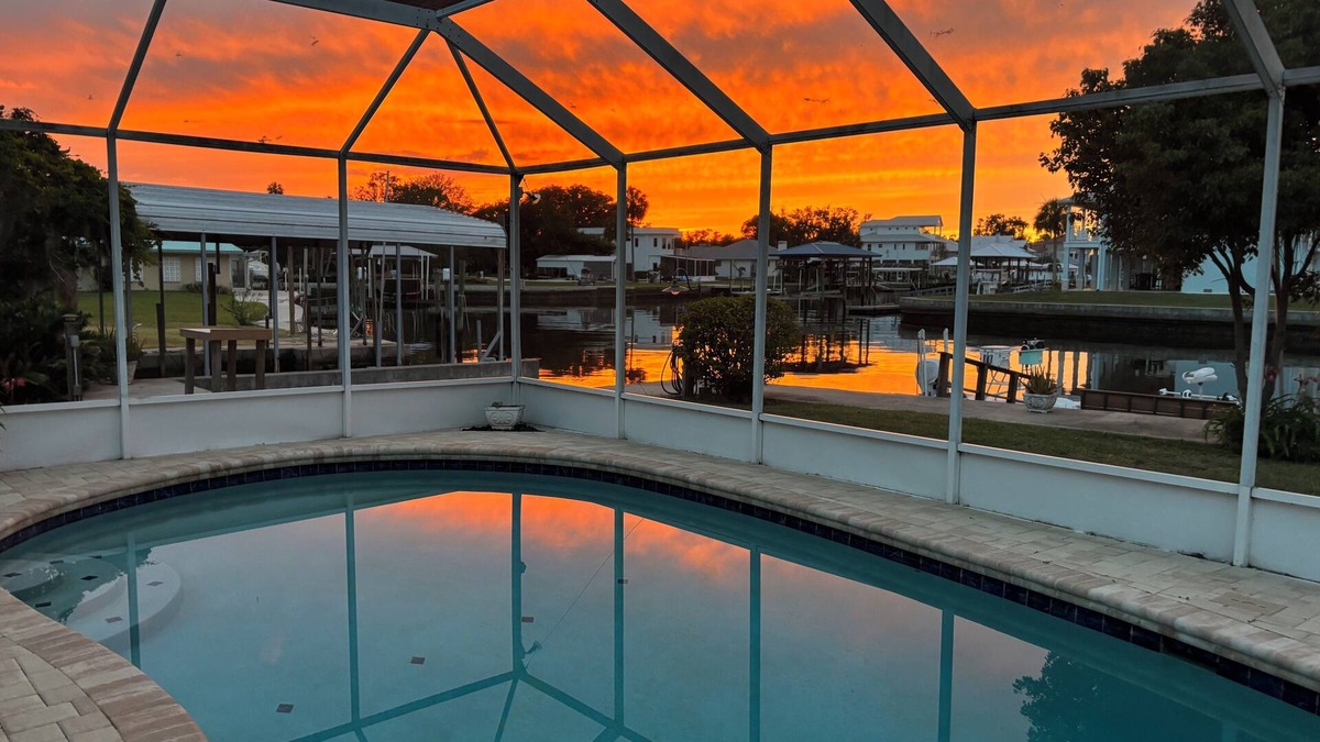 Crystal Shores House | nRemodeled and Ready for Guests. Amazing Central Location! Pool-Dock-Kayaks-Pets