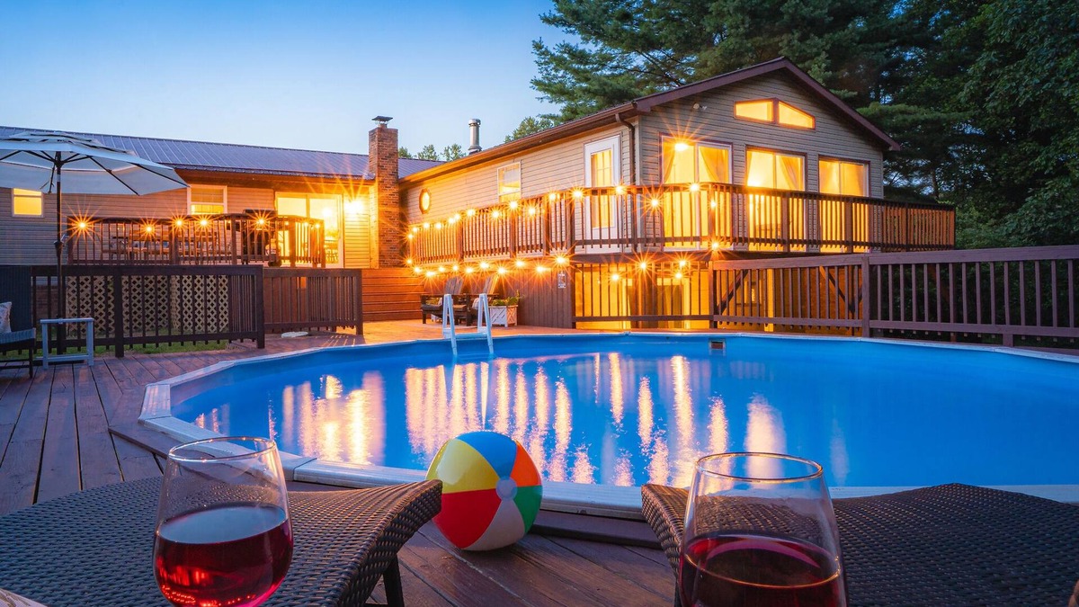 Summerlee House | NRG Entertainment Retreat - Swimming Pool - Rock Climbing - Gameroom - Theater