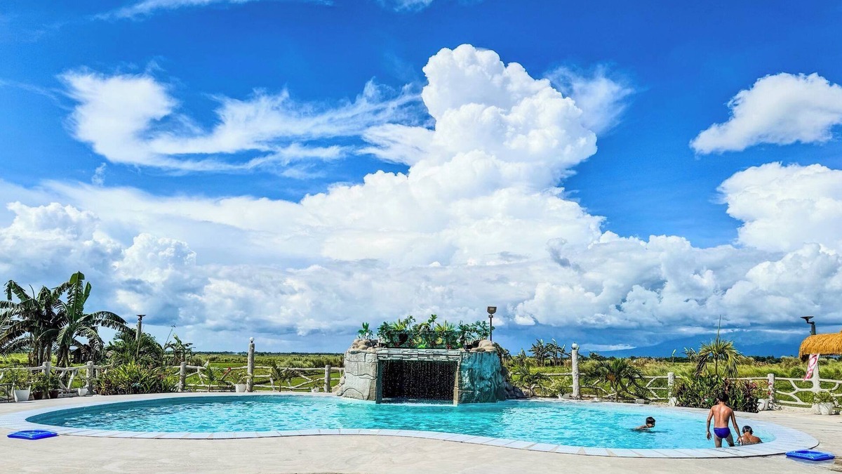San Fernando Villa | nTHE OASIS RESORT- CASA BIEN, 3BR, 2TB, Pool, Wifi, Videoke, BBQ, Near Naga City